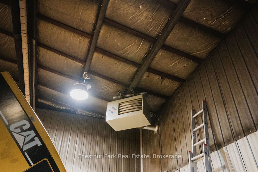 35 Niven Street S Property Photo 28