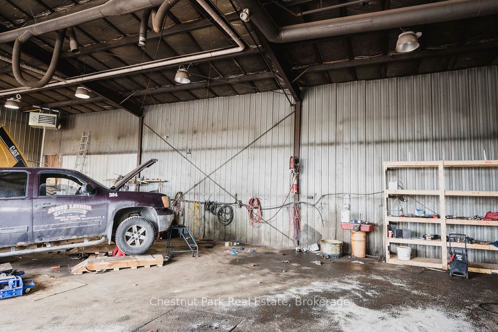 35 Niven Street S Property Photo 33