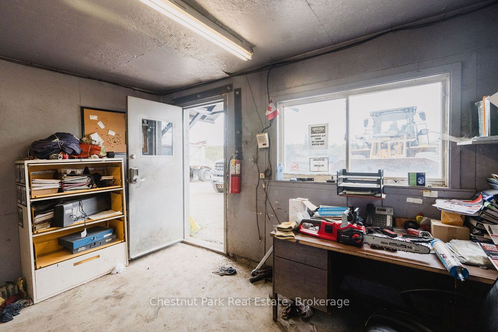 35 Niven Street S Property Photo 34