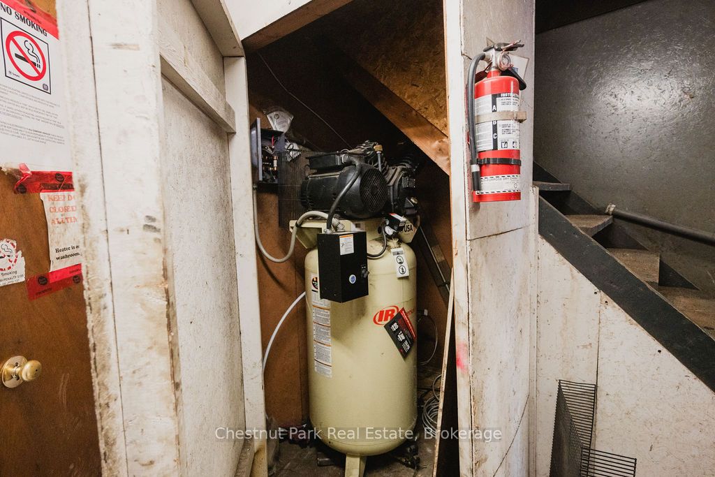 35 Niven Street S Property Photo 36