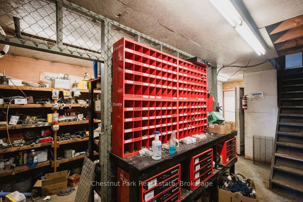 35 Niven Street S Property Photo 37