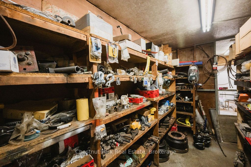 35 Niven Street S Property Photo 38