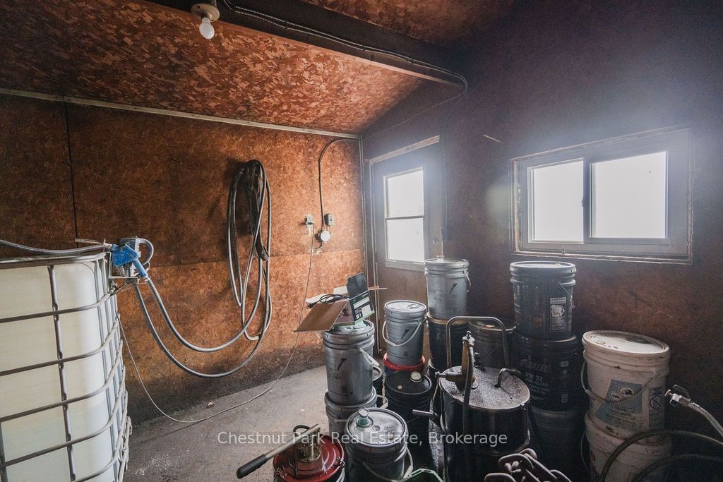 35 Niven Street S Property Photo 39