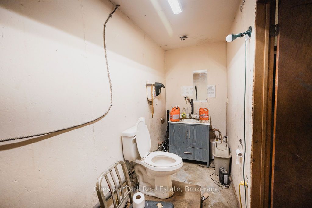 35 Niven Street S Property Photo 40