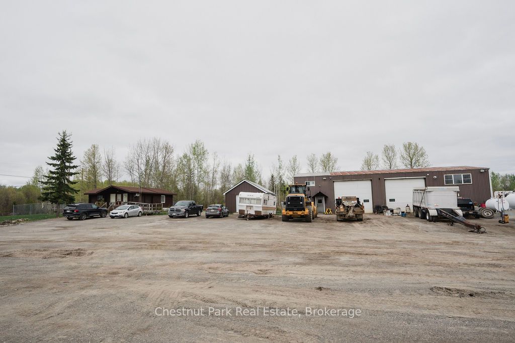 35 Niven Street S Property Photo 43