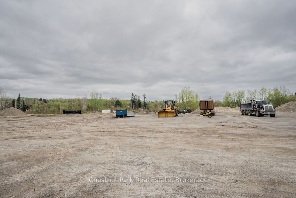 35 Niven Street S Property Photo 44