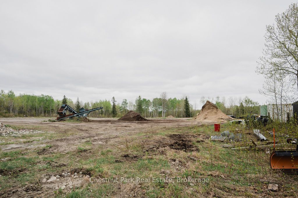 35 Niven Street S Property Photo 46