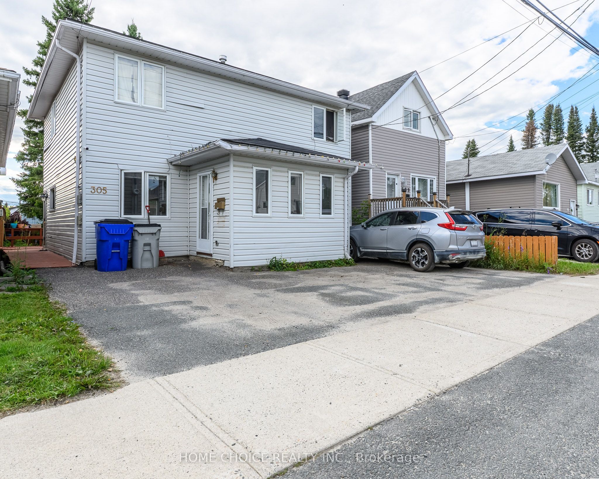 305 Maple Street N Property Photo 3