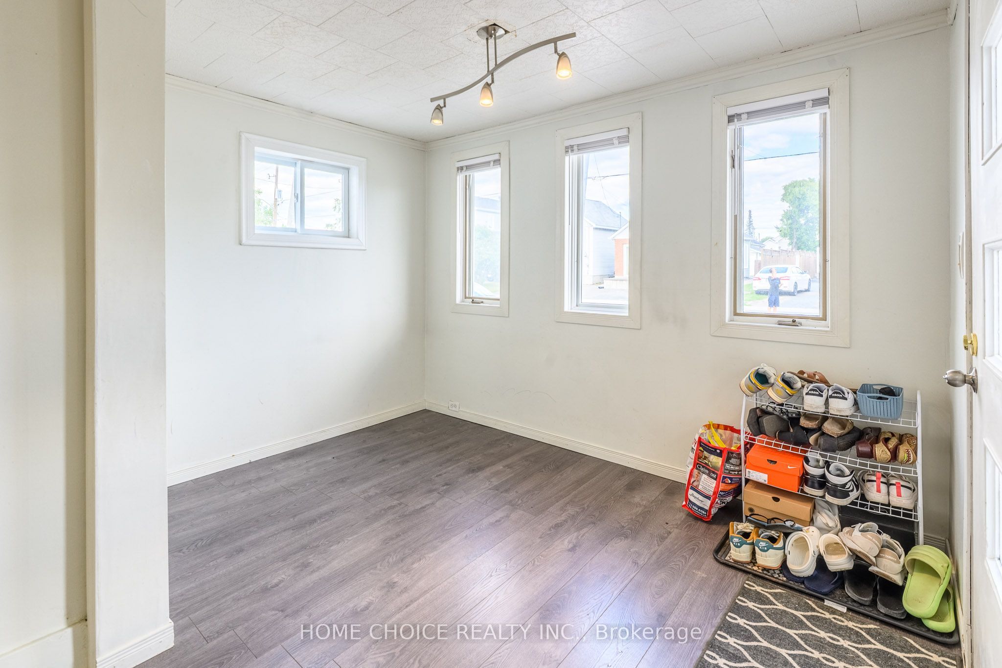 305 Maple Street N Property Photo 5