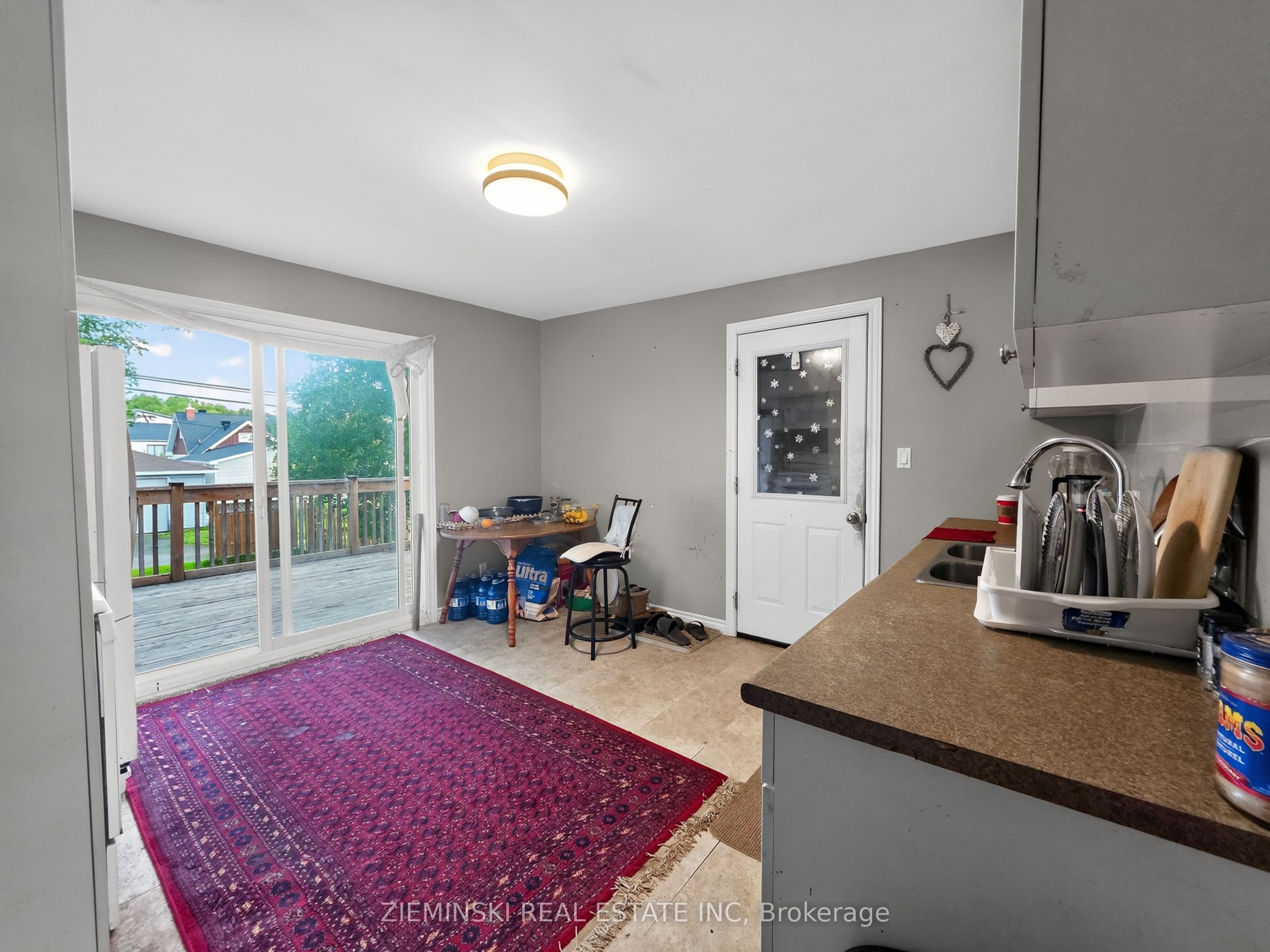 112 Duncan Avenue S Property Photo 3