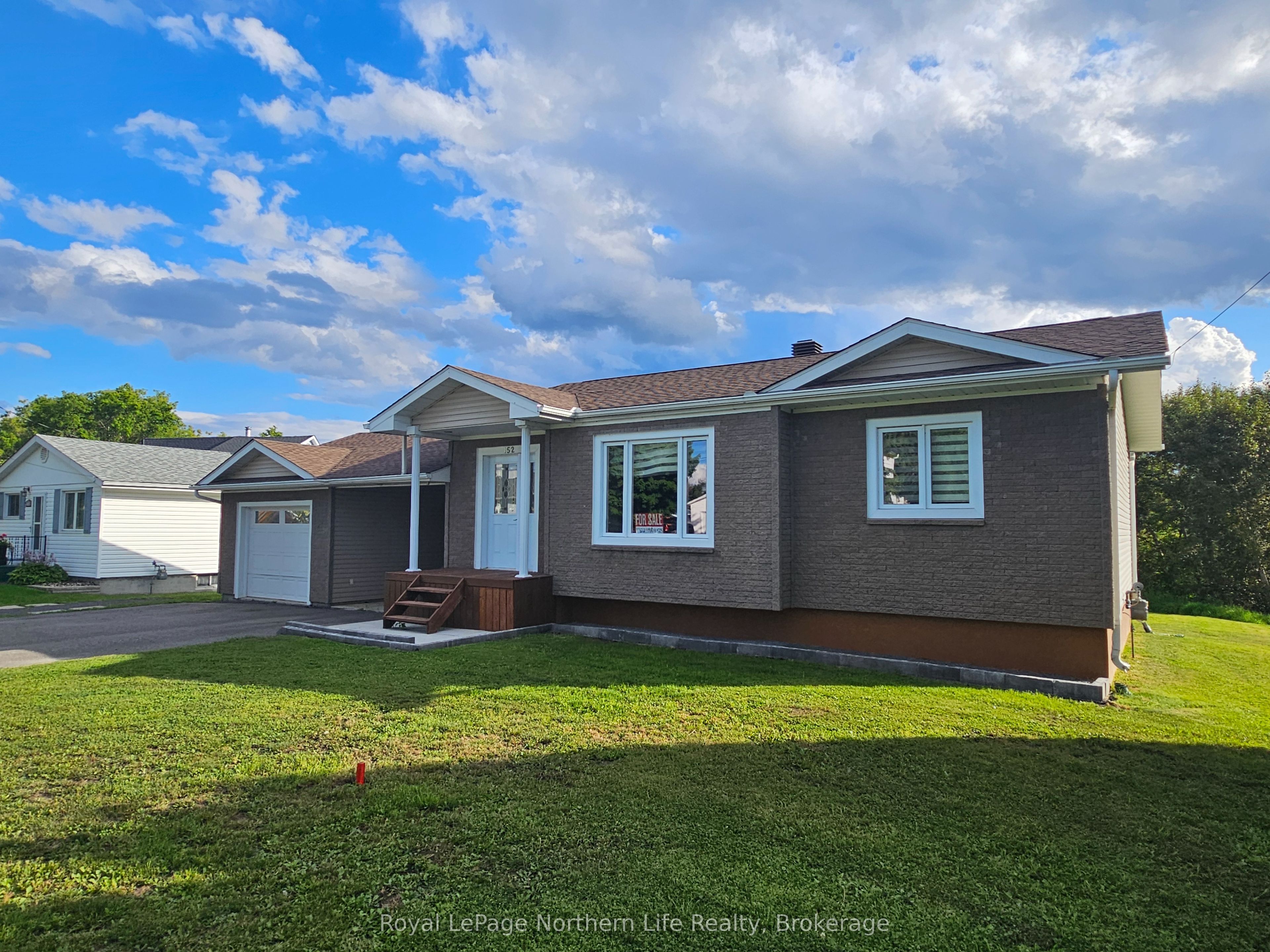 152 Pine Street W Property Photo 1