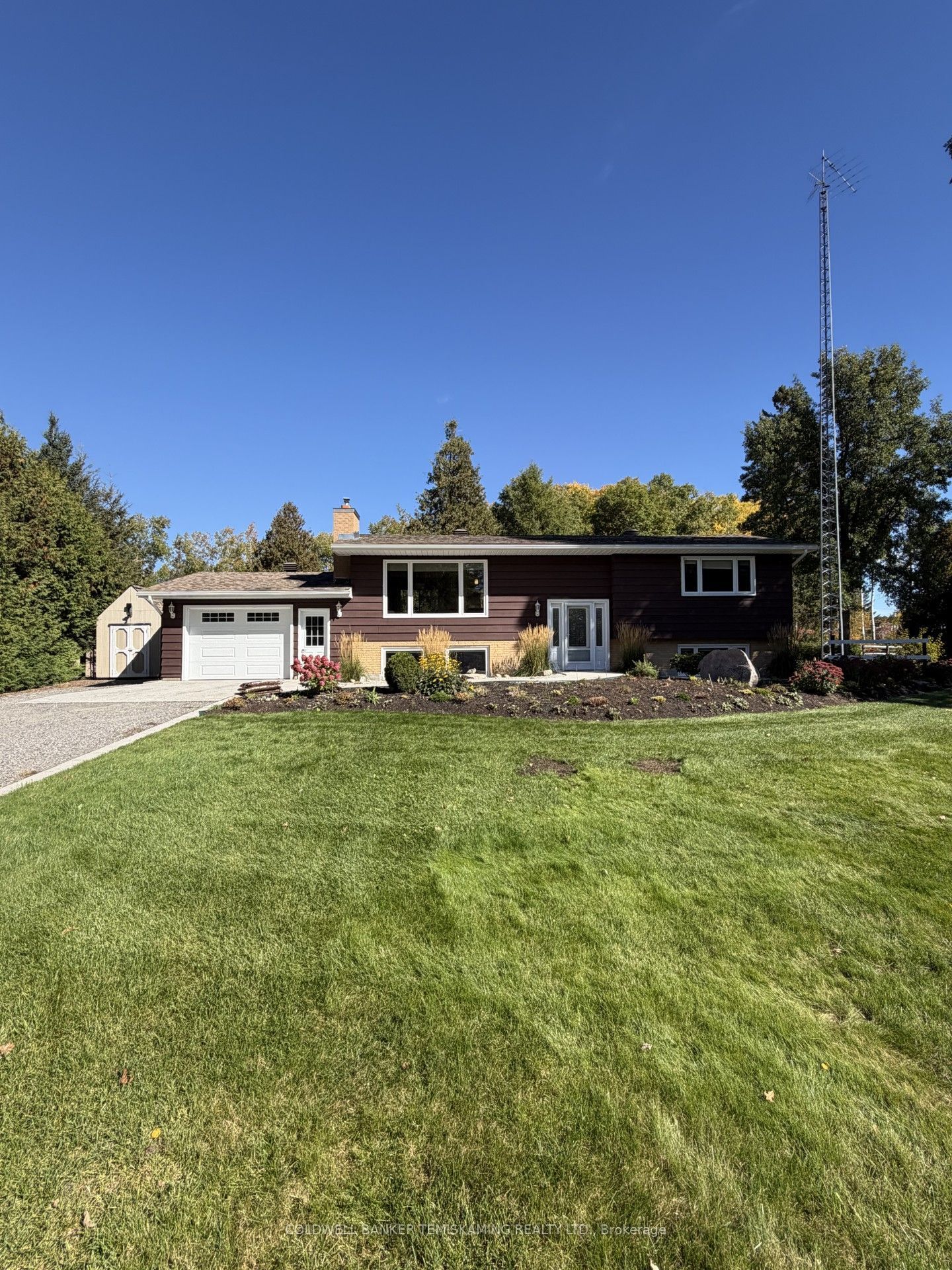 722027 Grandview Drive Property Photo 1