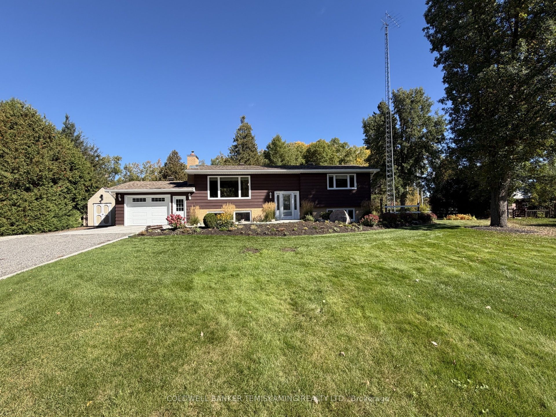 722027 Grandview Drive Property Photo 2