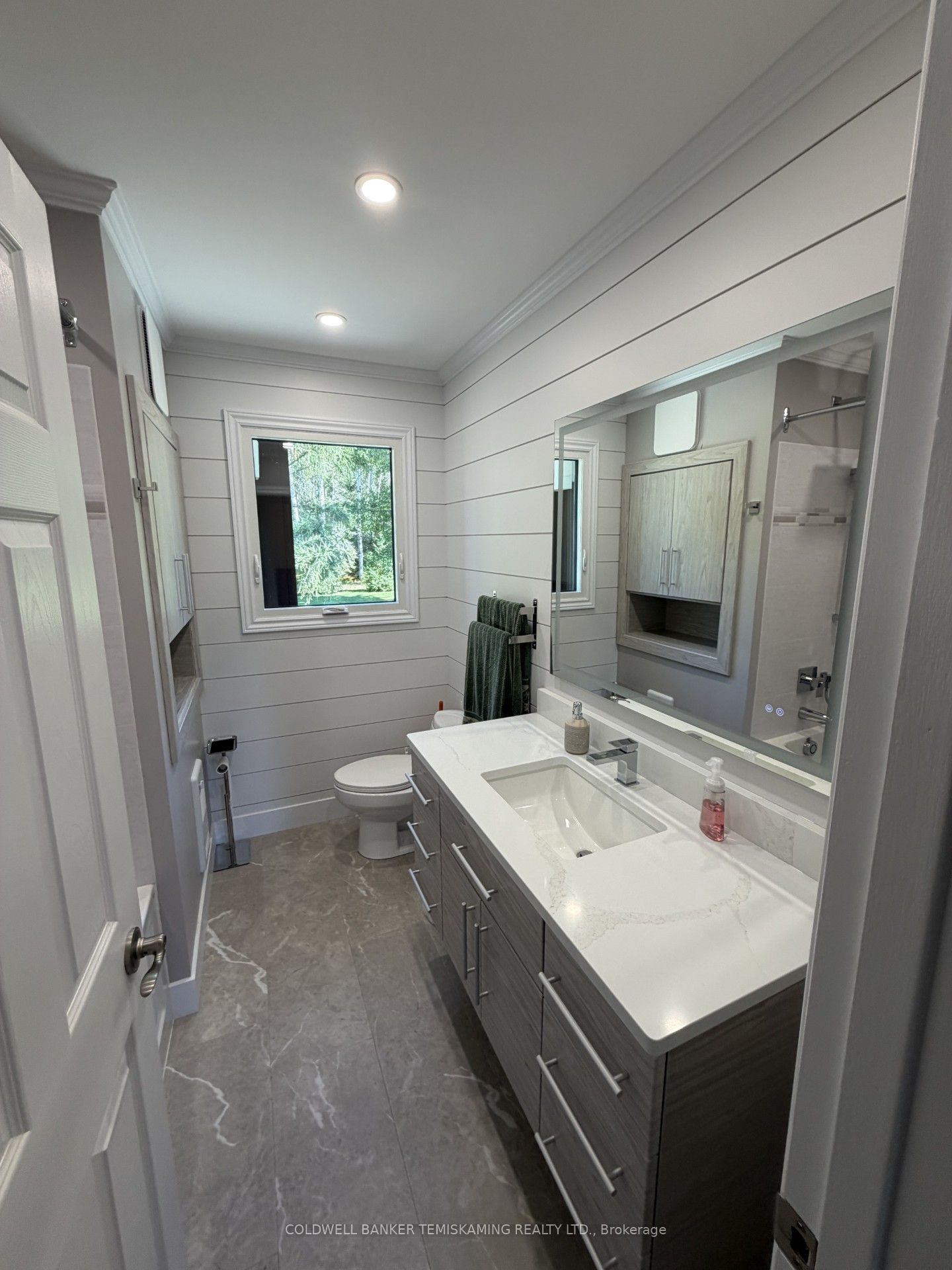 722027 Grandview Drive Property Photo 11