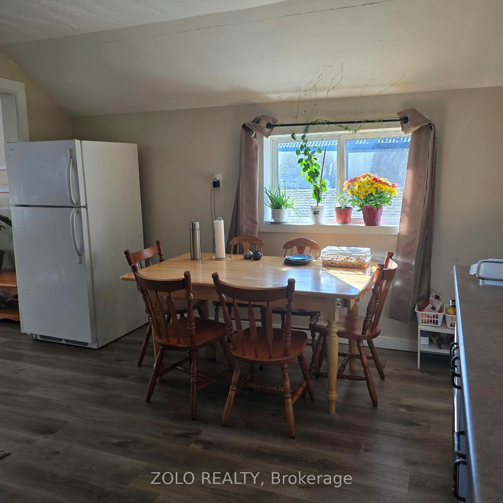 309 Cedar Street N Upper Unit Property Photo 2
