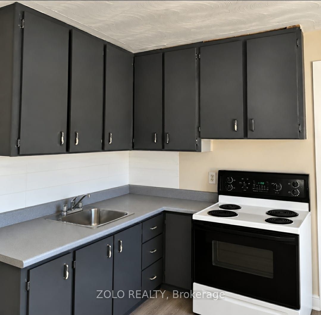 309 Cedar Street N Upper Unit Property Photo 3