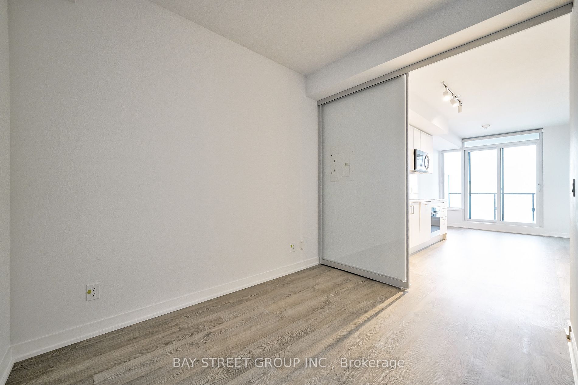1926 Lakeshore Blvd W 1809 Property Photo 5