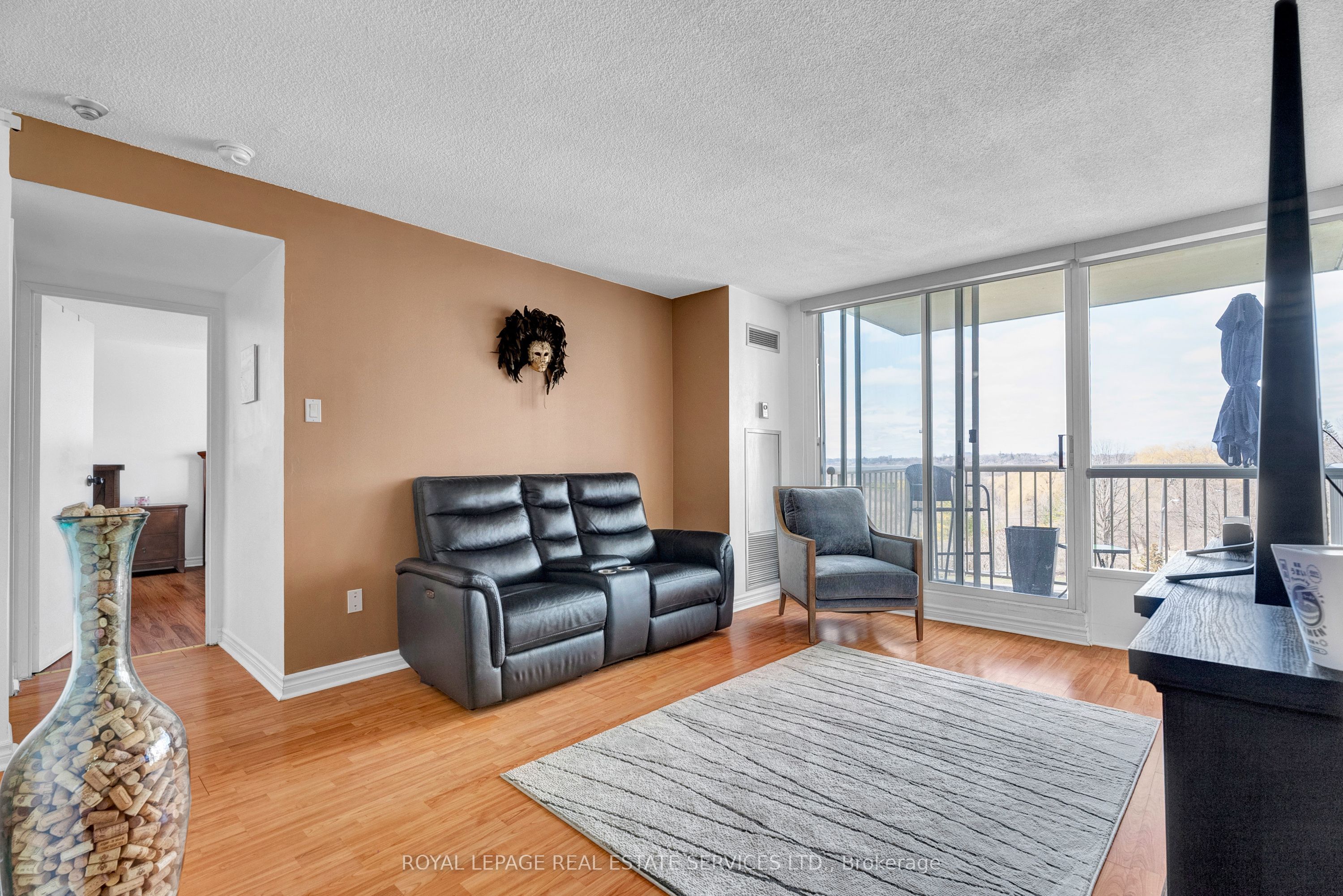 #607 - 3077 Weston Road Property Photo 9