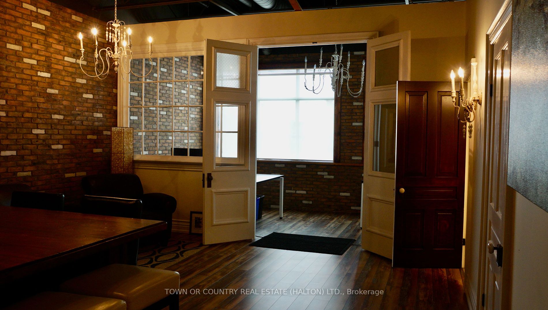 336 Bronte St S Property Photo 3
