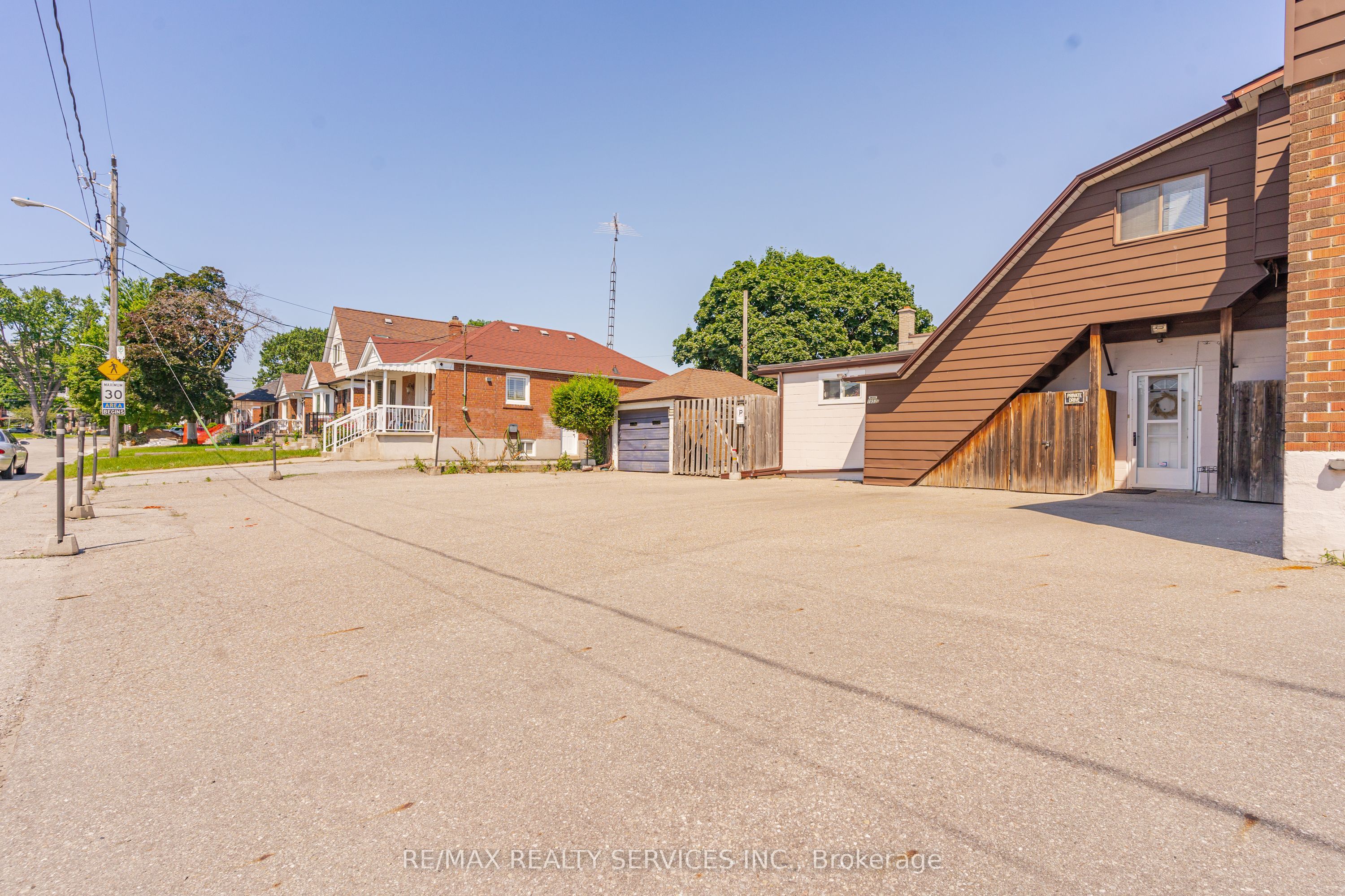 1652 Jane Street Property Photo 3