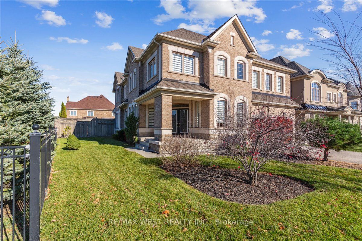 36 Lampman Crescent Property Photo 2
