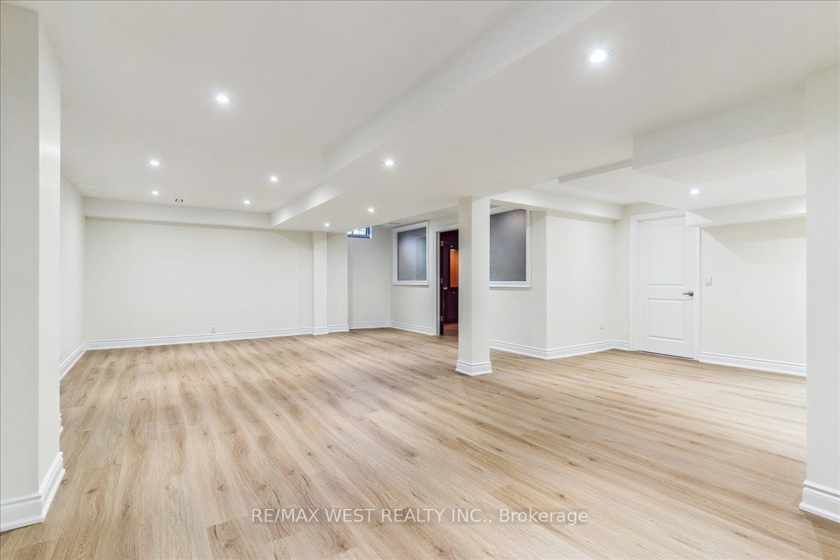 36 Lampman Crescent Property Photo 24