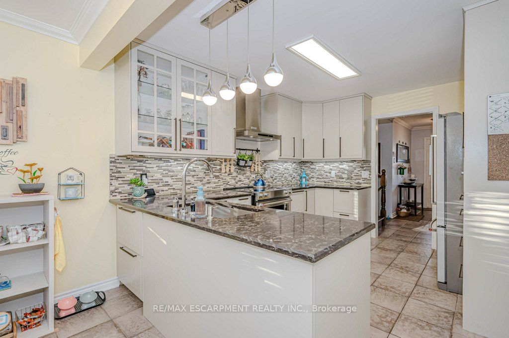 2378 Headon Road Property Photo 8