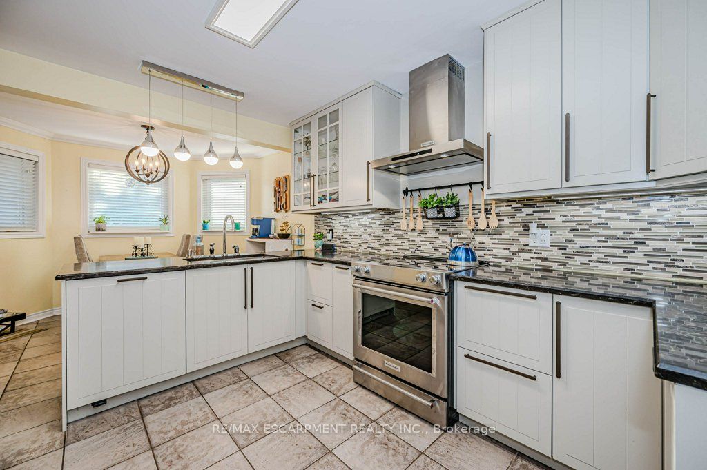 2378 Headon Road Property Photo 9