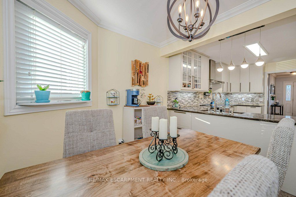 2378 Headon Road Property Photo 12