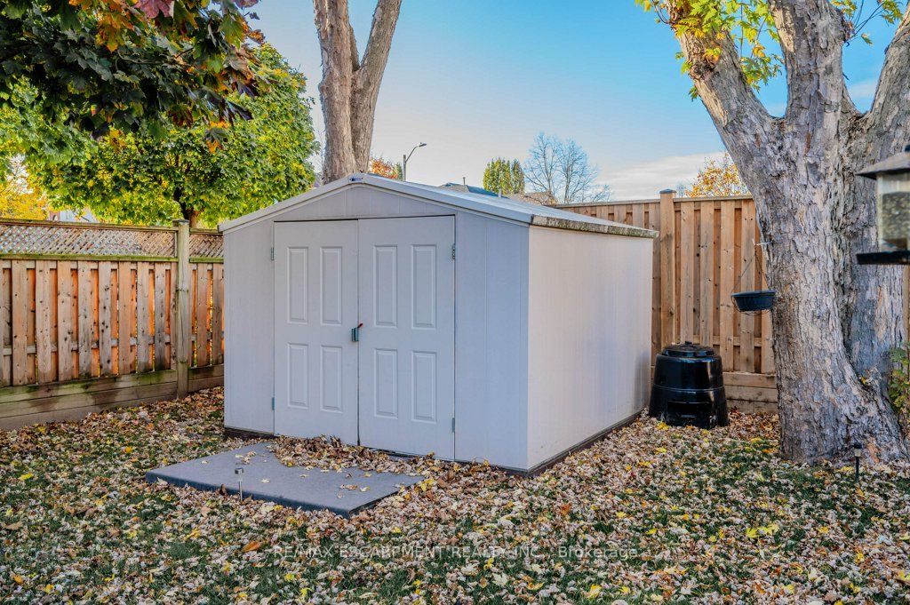 2378 Headon Road Property Photo 32