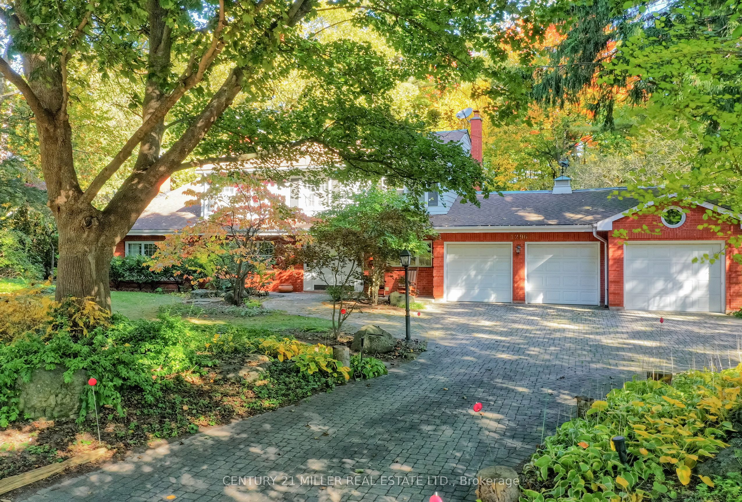 1296 Cumnock Crescent Property Photo 15
