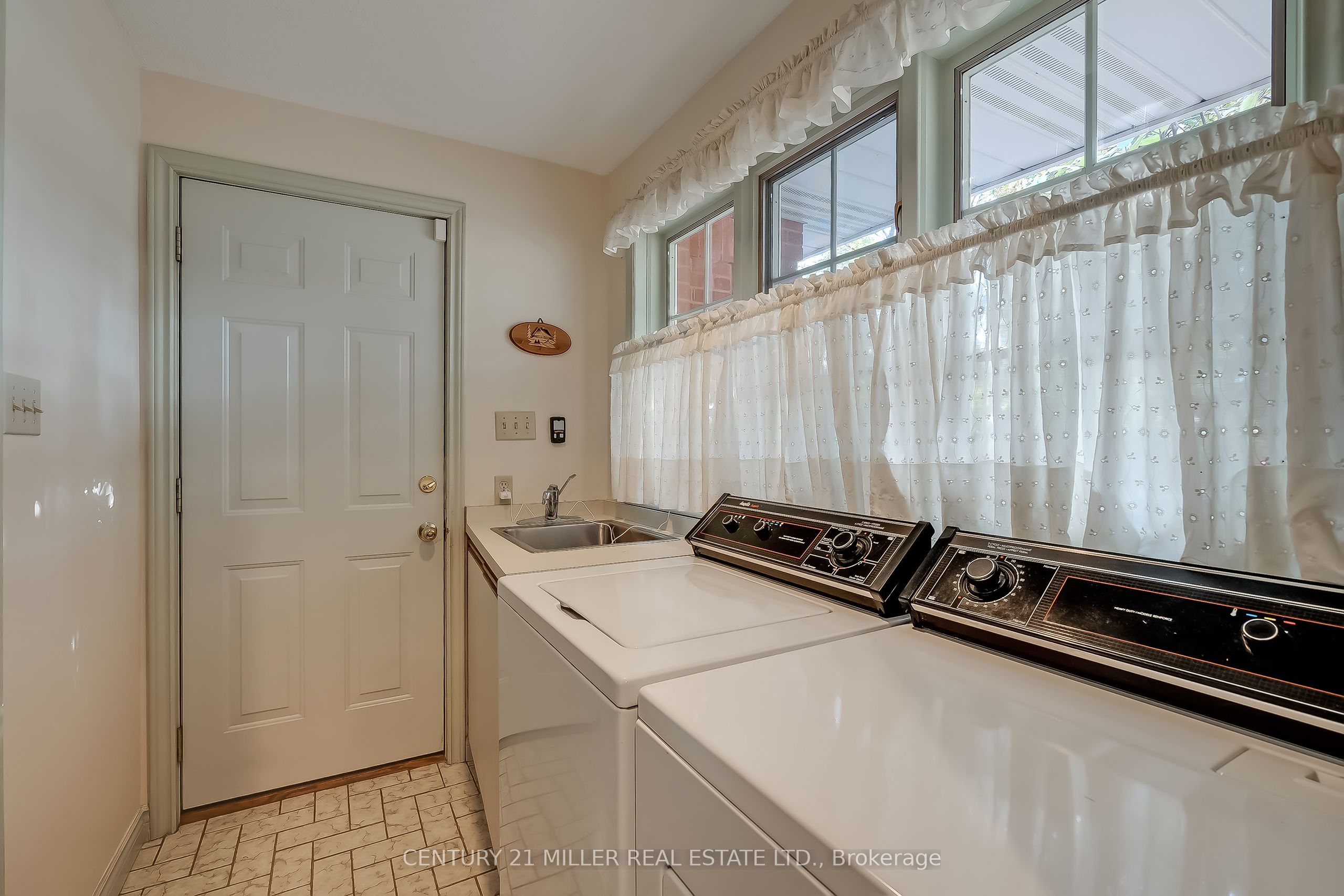 1296 Cumnock Crescent Property Photo 33