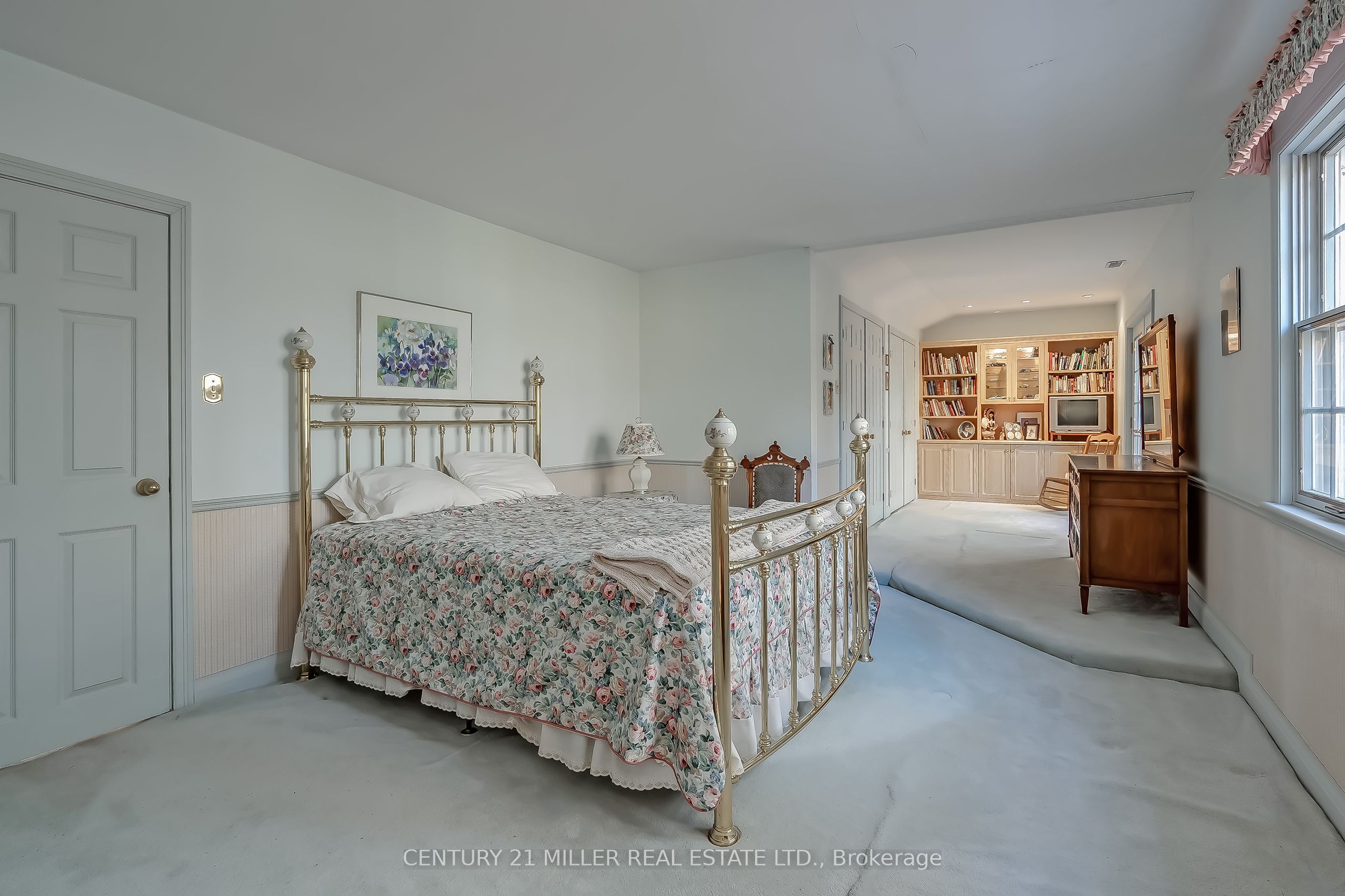 1296 Cumnock Crescent Property Photo 34
