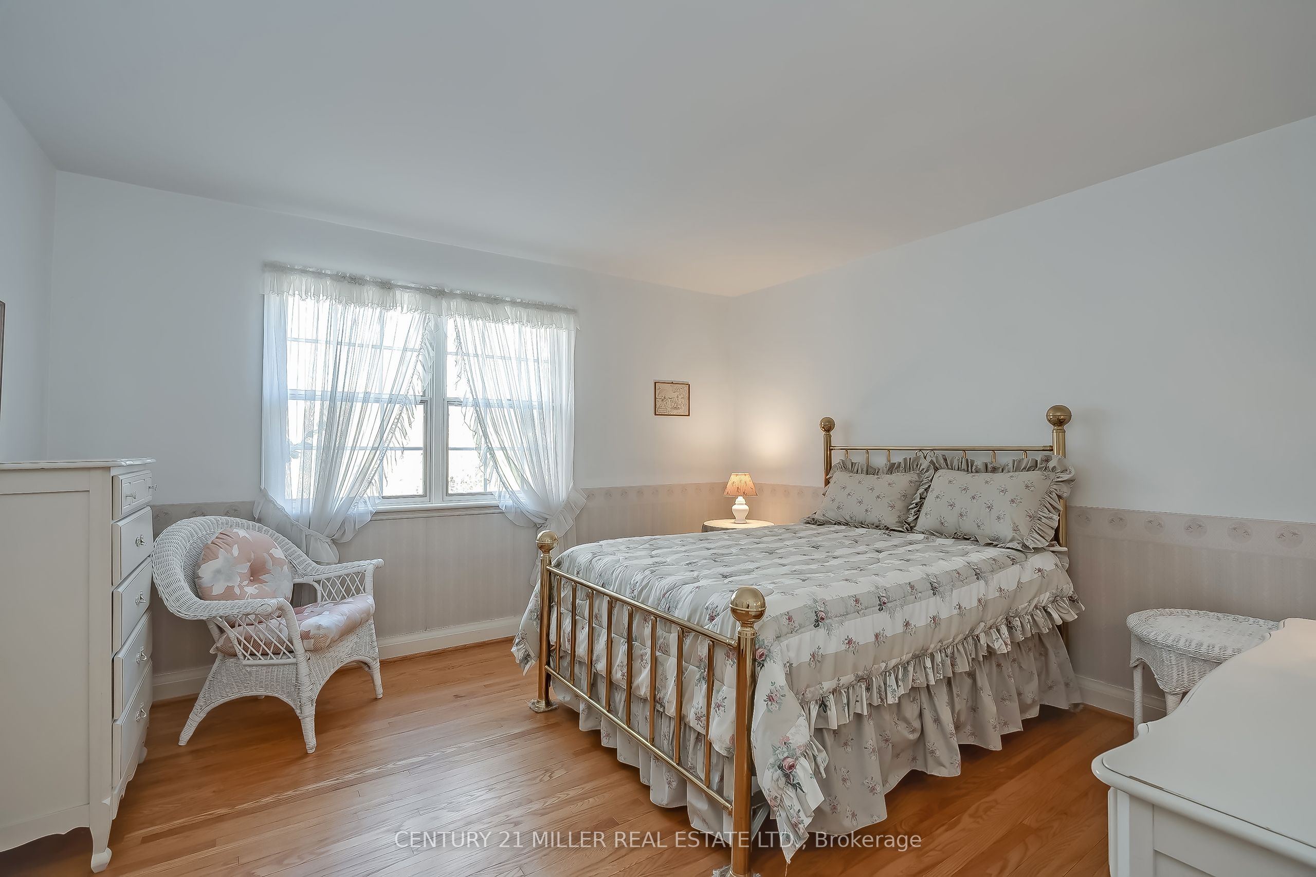1296 Cumnock Crescent Property Photo 38
