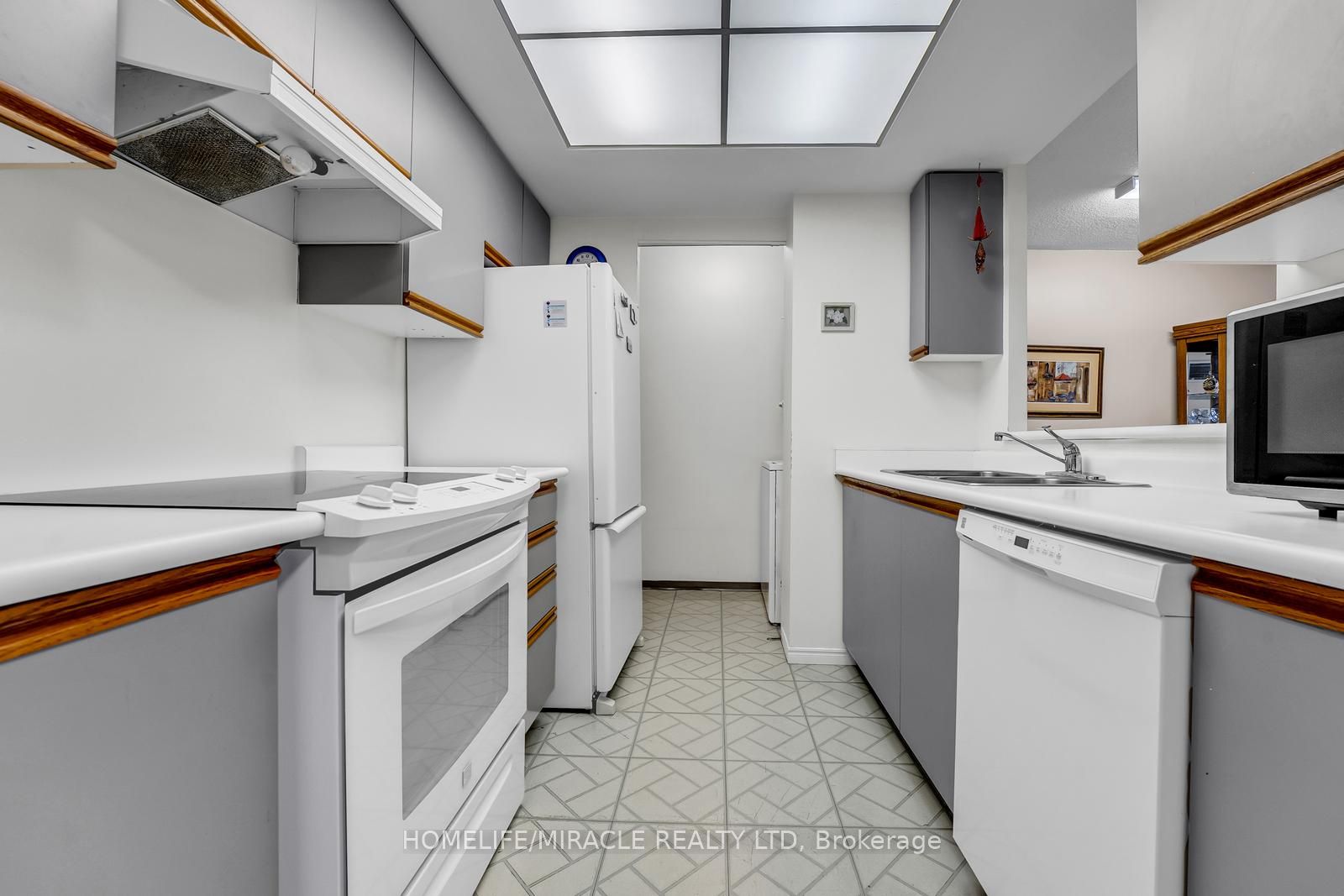 #714 - 1001 Cedarglen Gate Property Photo 9