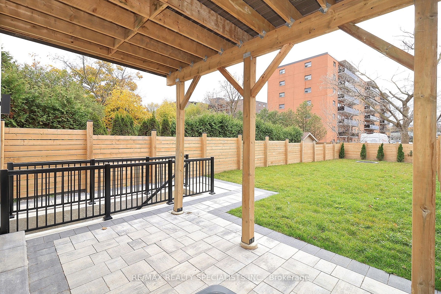 1046 Roosevelt Road Property Photo 4