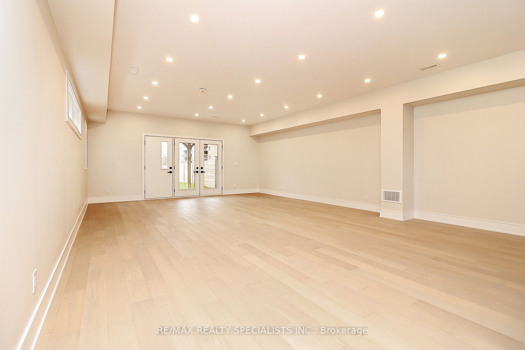 1046 Roosevelt Road Property Photo 11