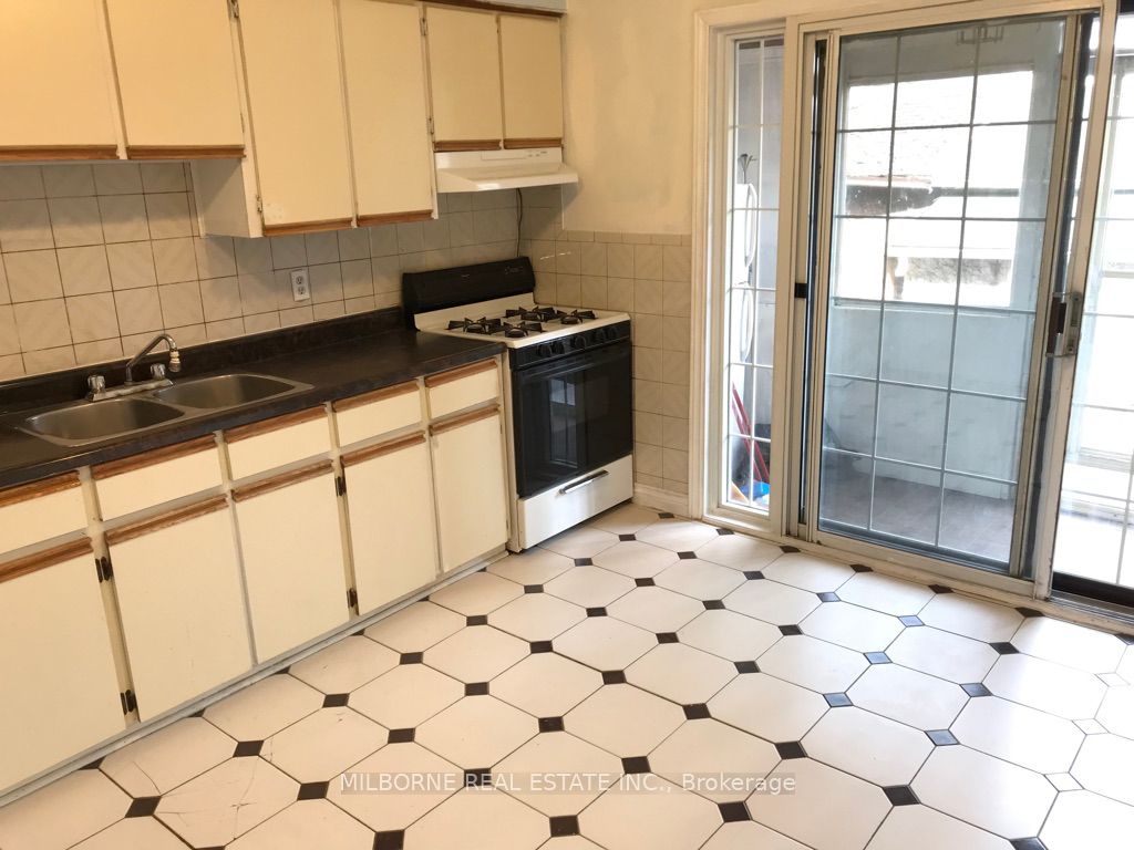 123 Perth Avenue Property Photo 28