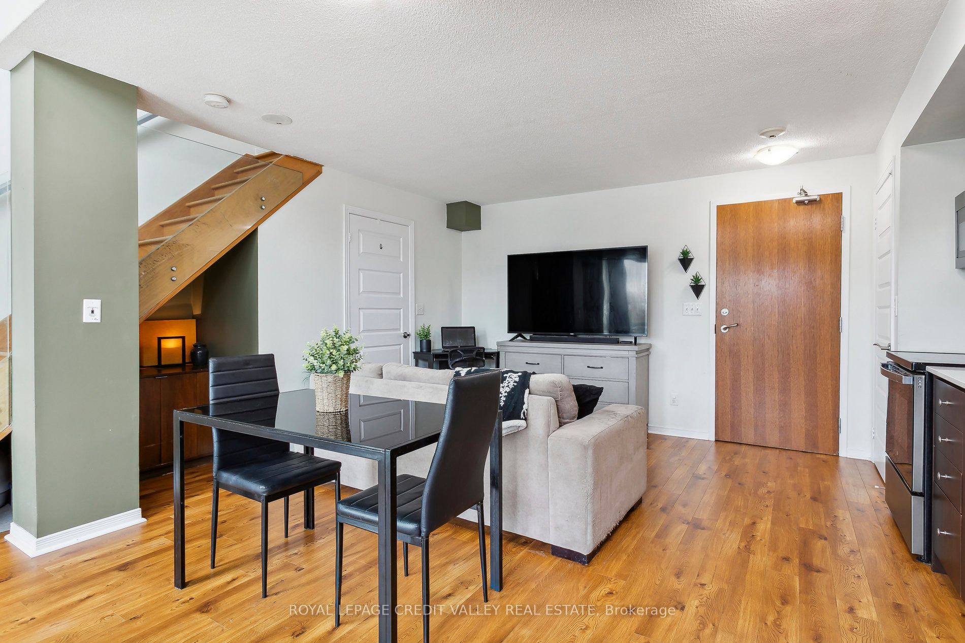 #217 - 215 Queen Street Property Photo 3
