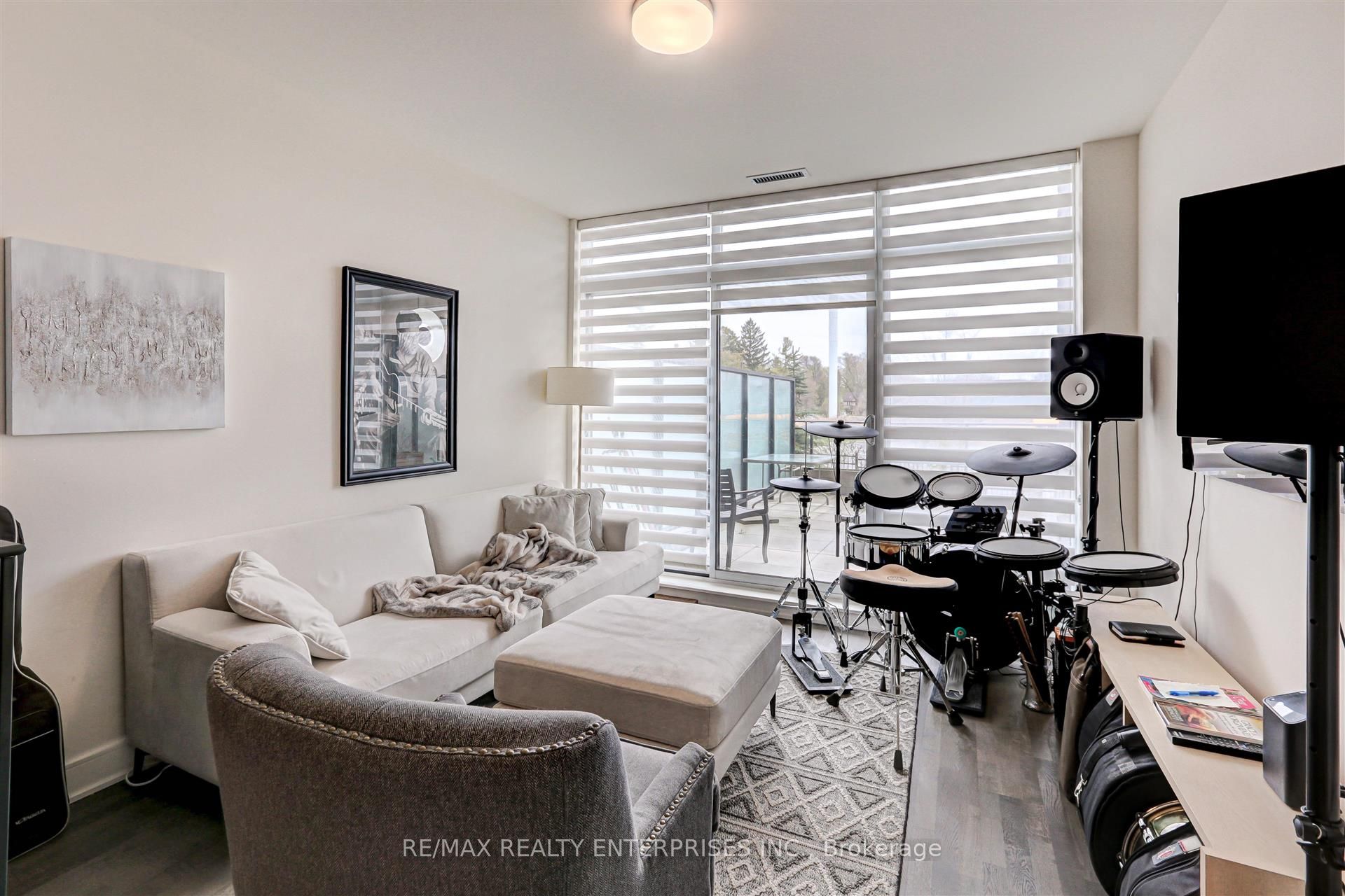 #gr25 - 1575 Lakeshore Road Property Photo 7