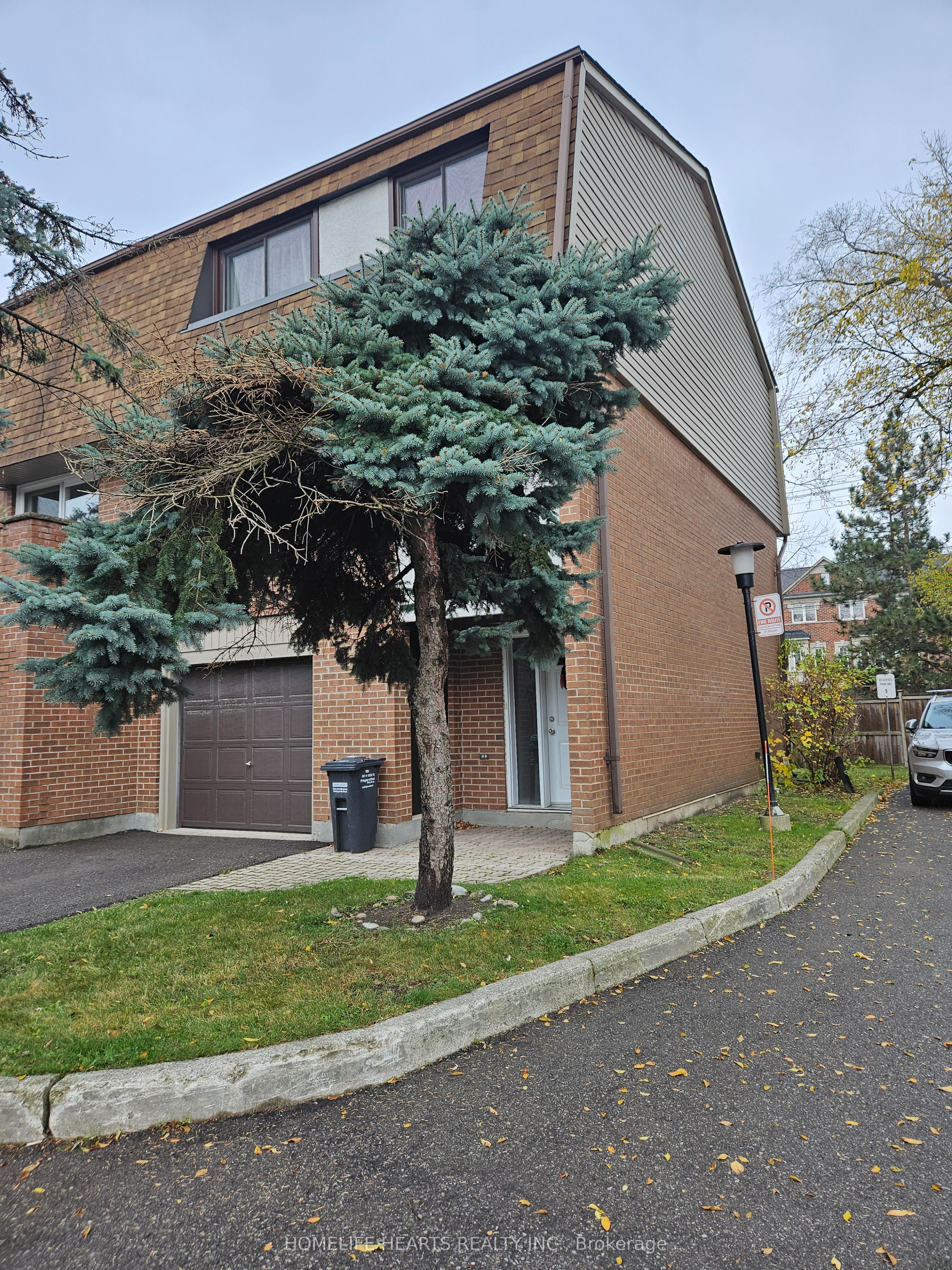 #7 - 1051 Cedarglen Gate Property Photo 3