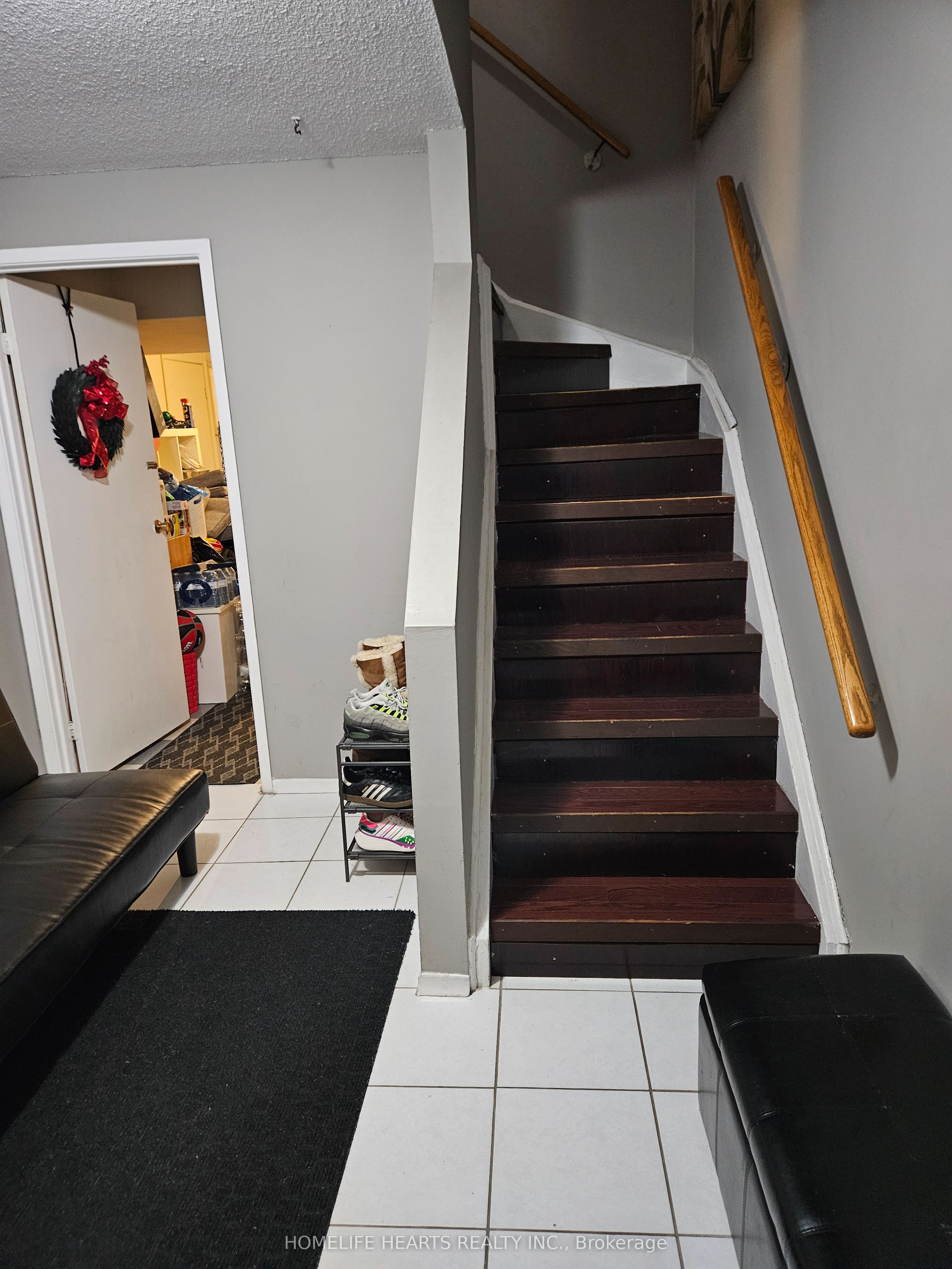 #7 - 1051 Cedarglen Gate Property Photo 4