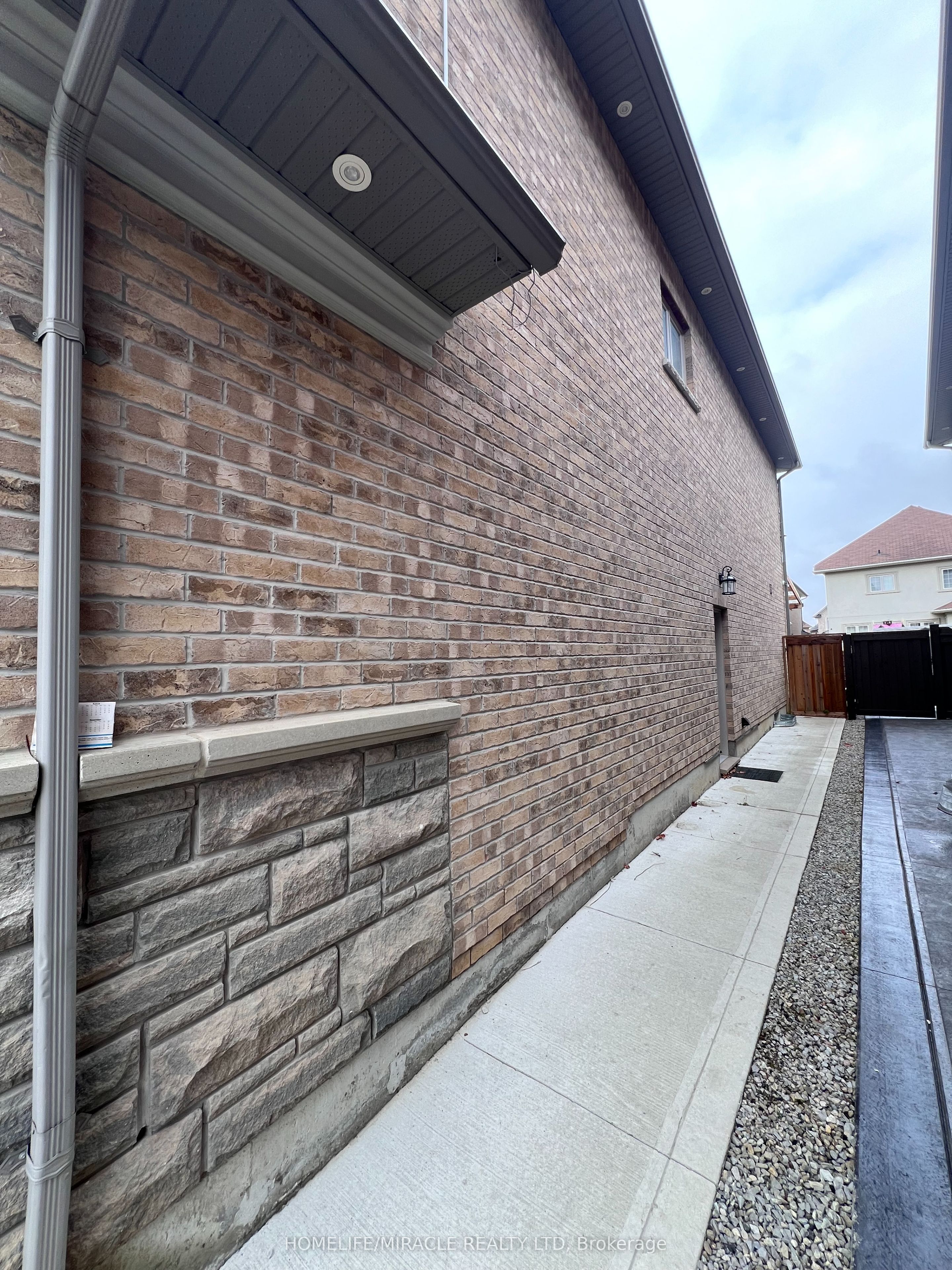 8 Arda Crescent Property Photo 2