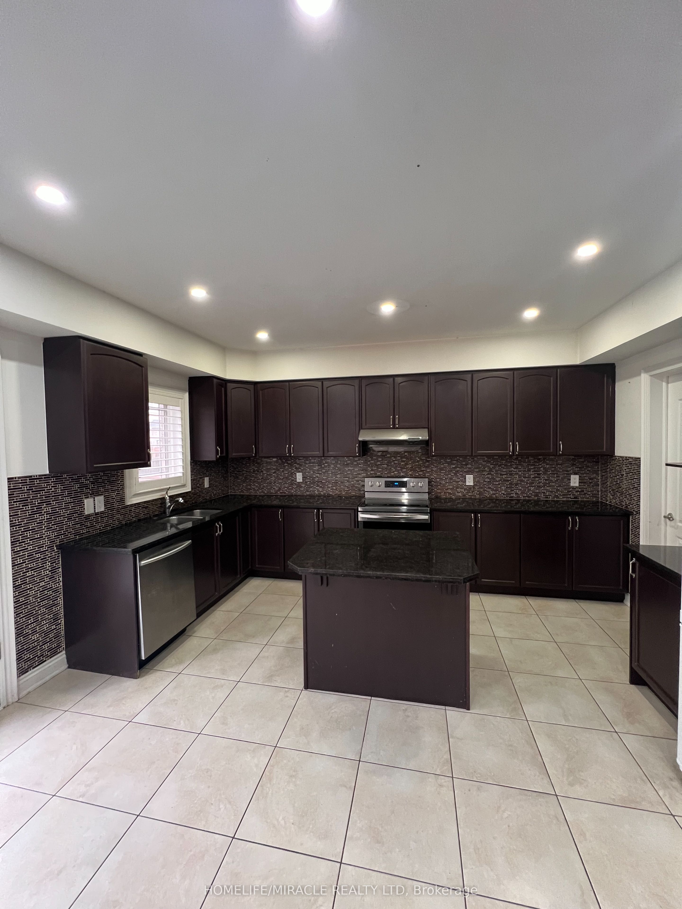 8 Arda Crescent Property Photo 14