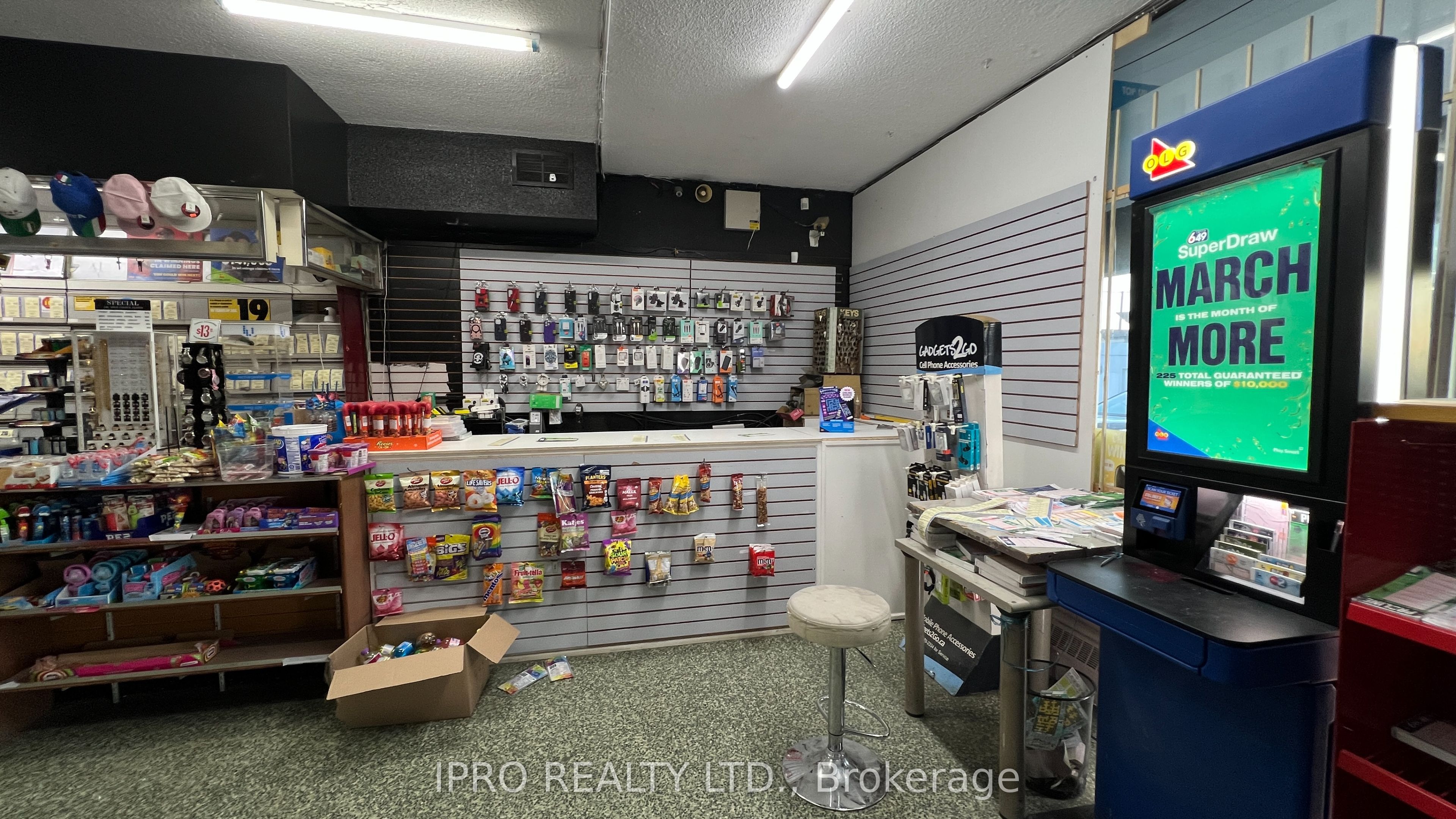 #unit 11 - 2111 Jane Street Property Photo 5