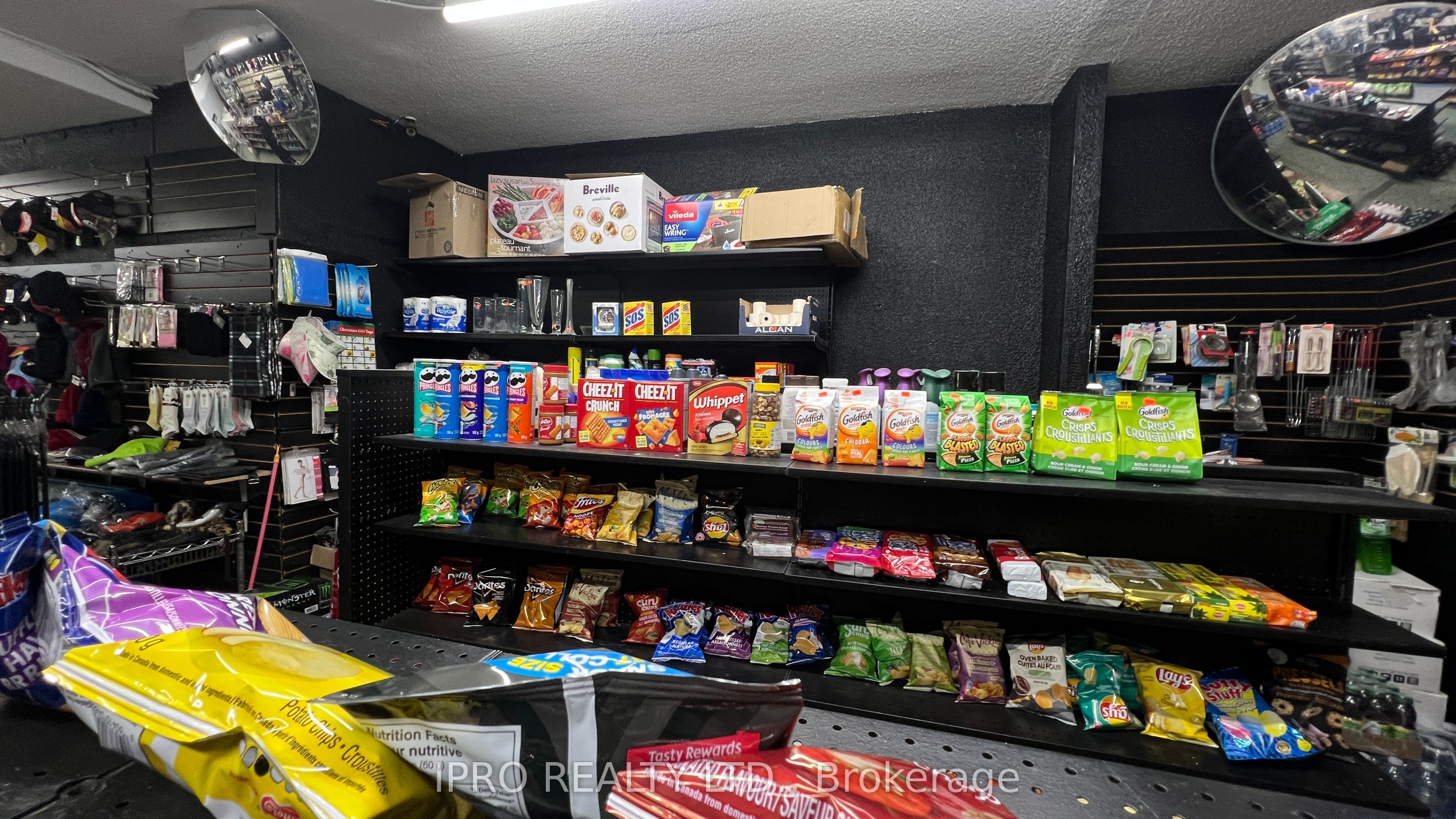 #unit 11 - 2111 Jane Street Property Photo 8