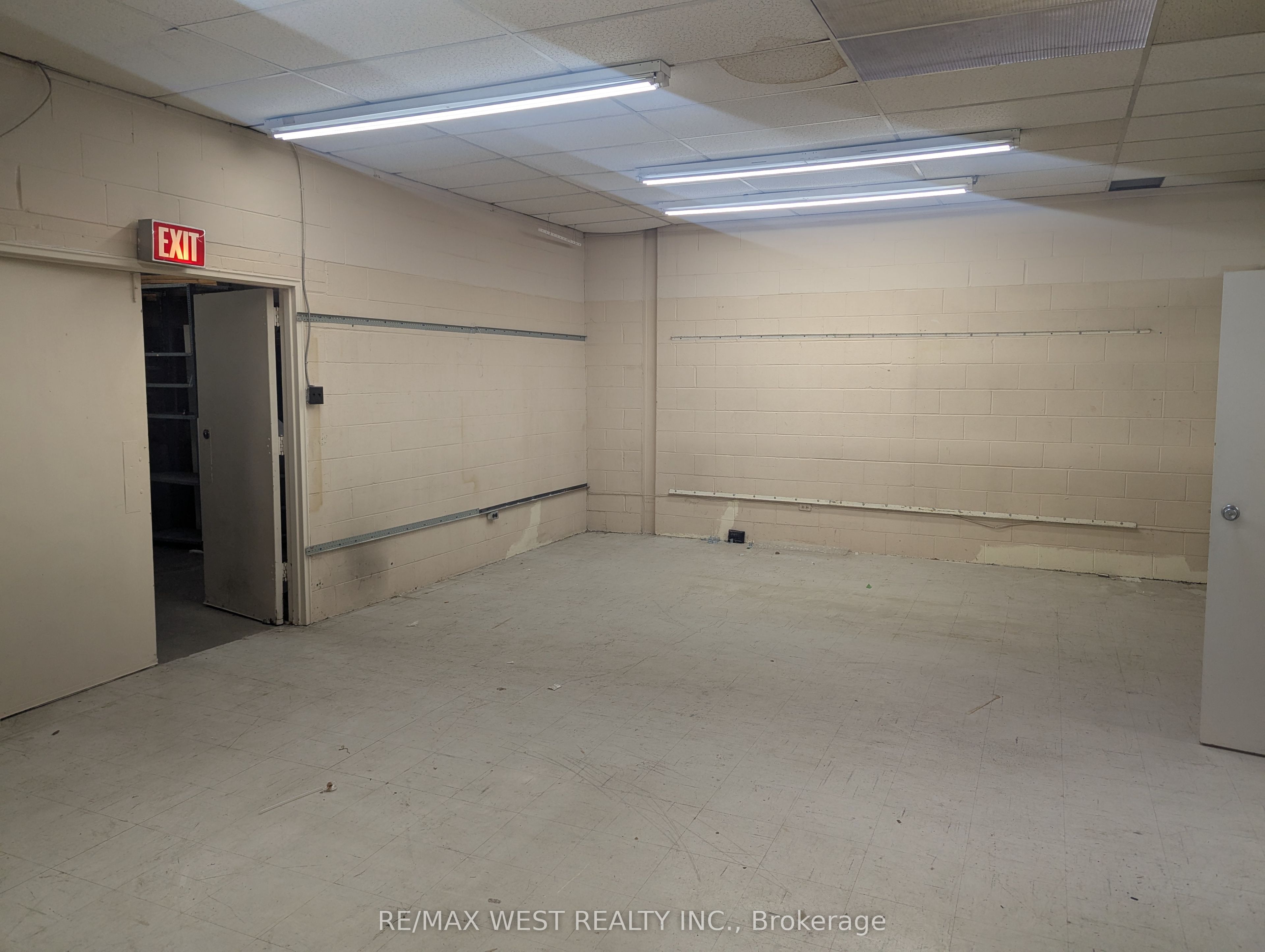 1860 Dundas Street Property Photo 4