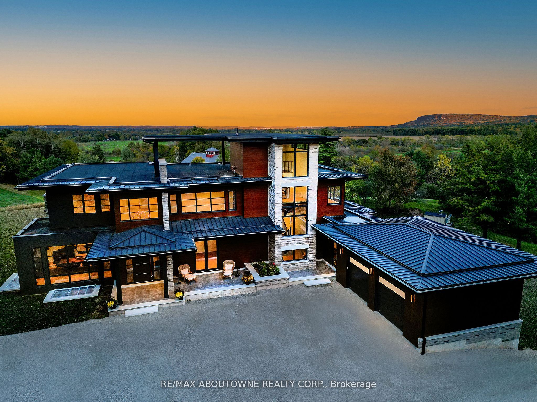 6583 Twiss Road Property Photo