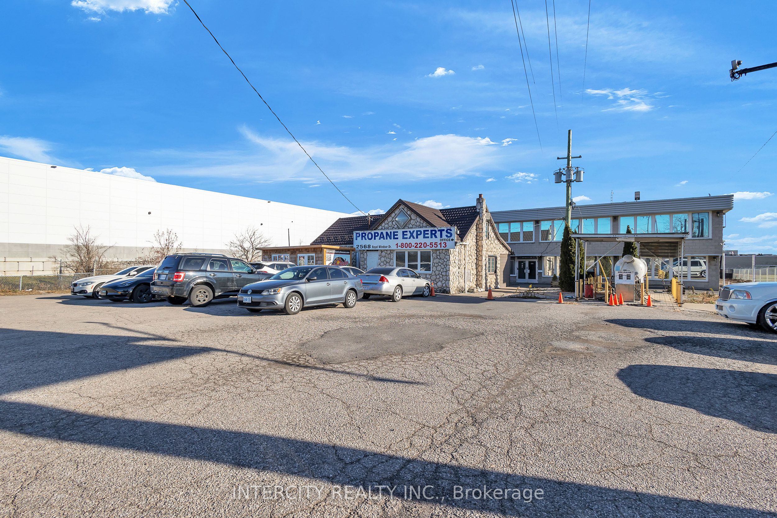 2568 Royal Windsor Drive Property Photo 4