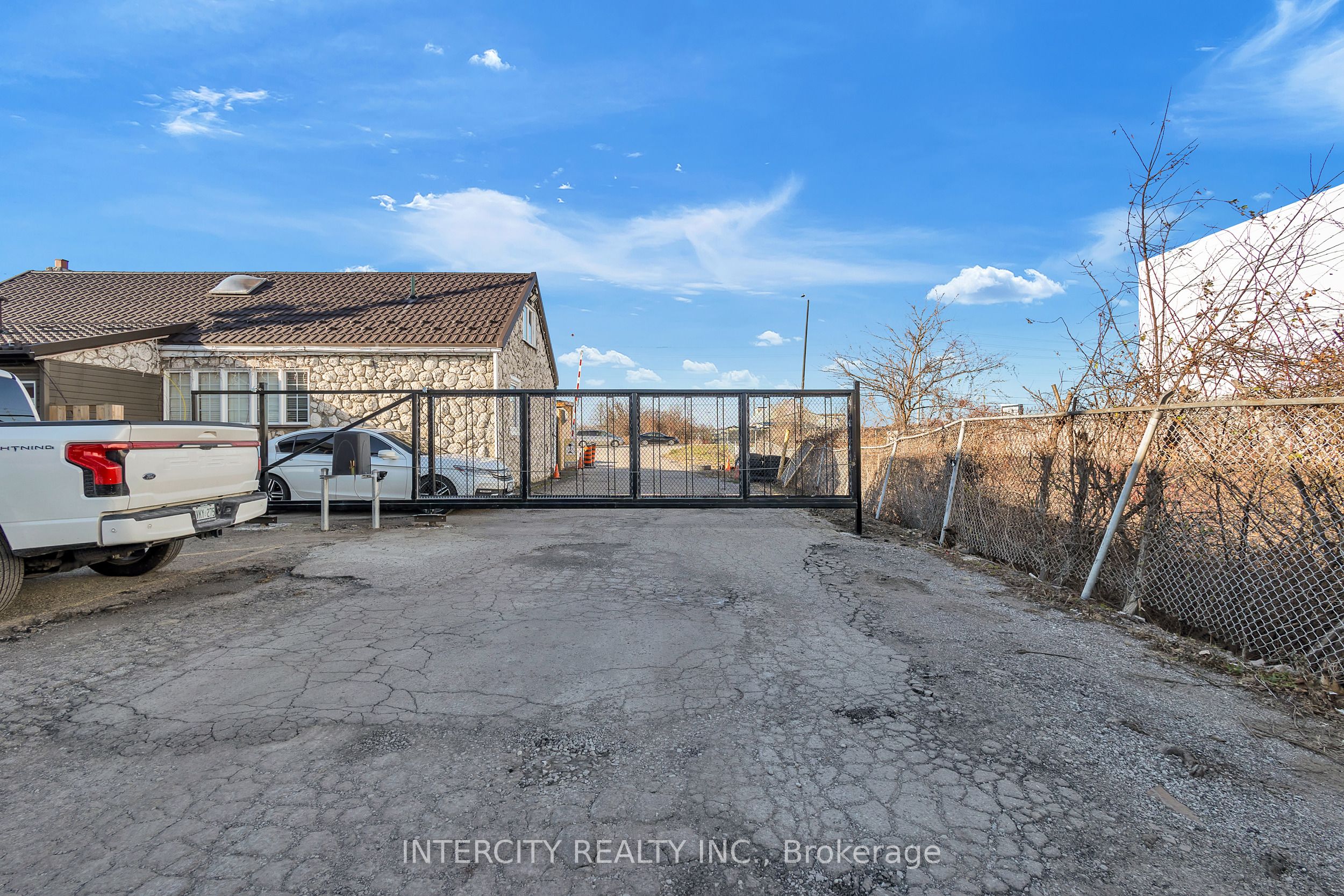 2568 Royal Windsor Drive Property Photo 9